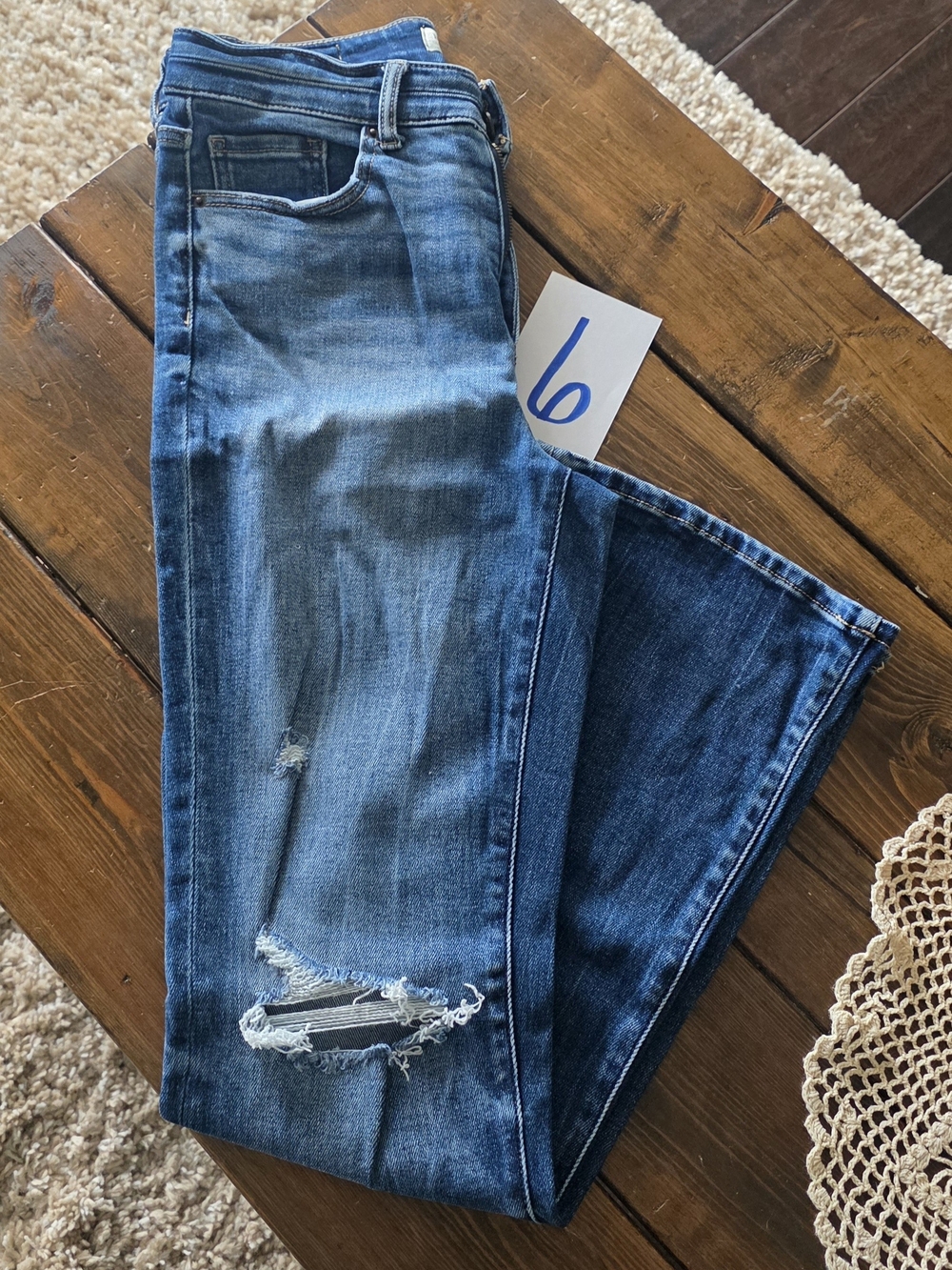BKE Women's Boot Cut Jeans in Medium Blue Wash with Distressed Hem